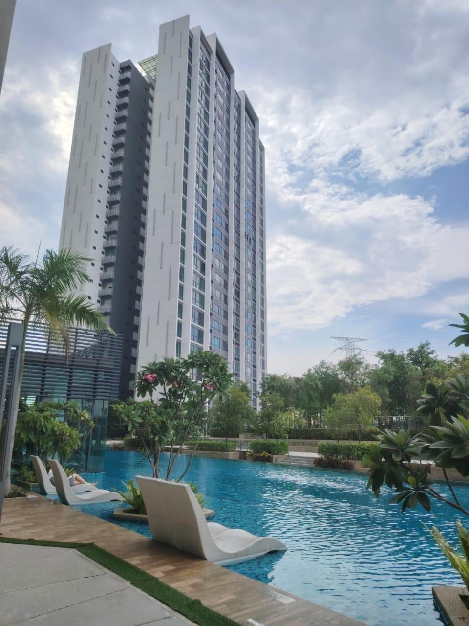 Greenfield With Amazing Pool View And High-speed Wi-fi Apartment