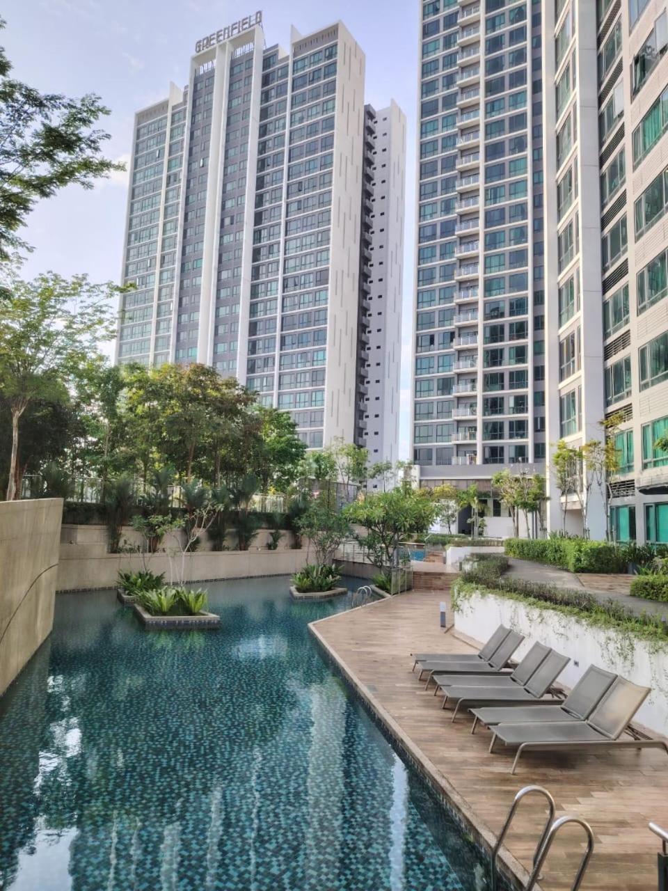 Apartment Greenfield With Amazing Pool View And High-speed Wi-fi *
