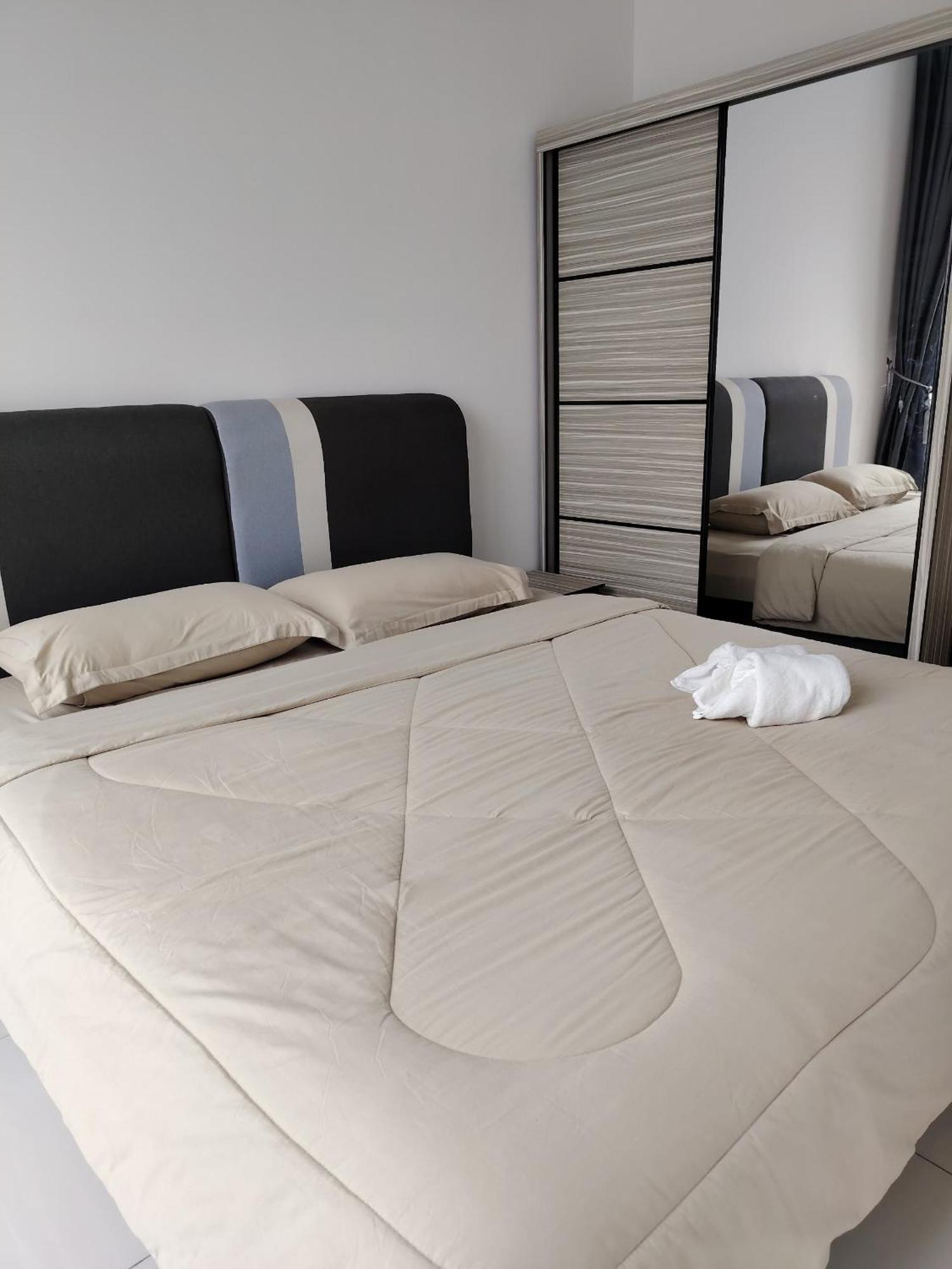 Apartment Greenfield With Amazing Pool View And High-speed Wi-fi