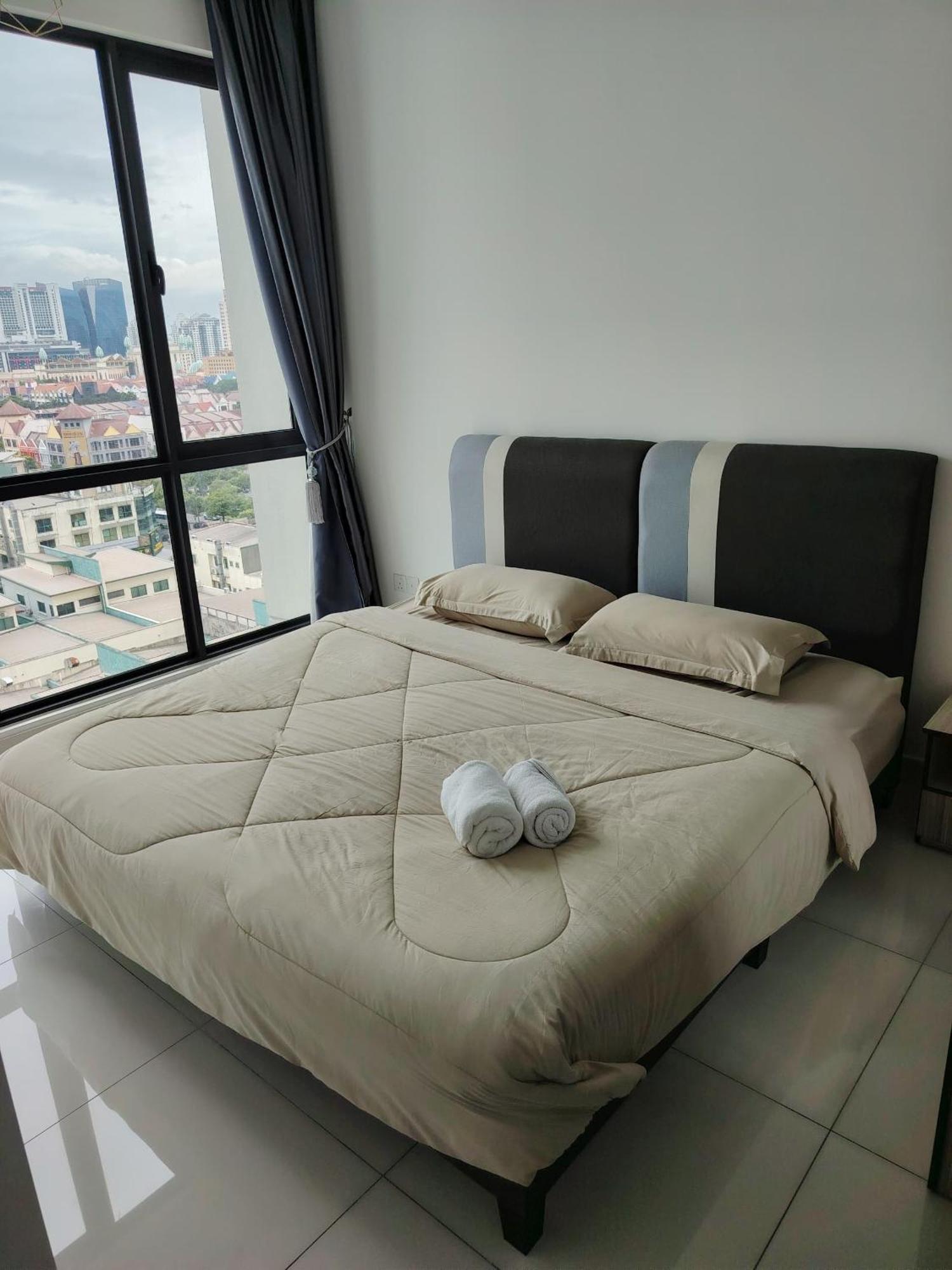 Apartment Greenfield With Amazing Pool View And High-speed Wi-fi