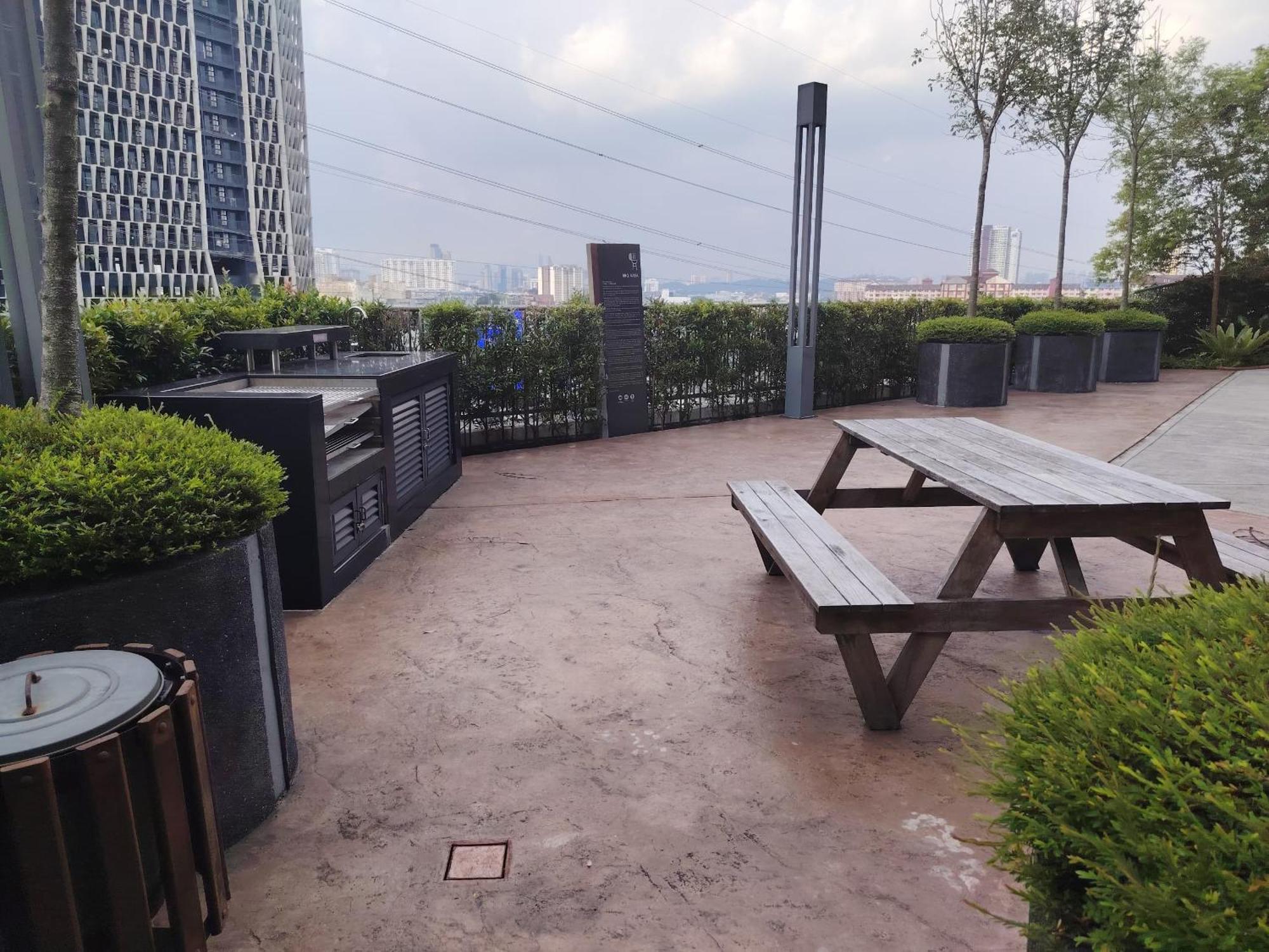 Greenfield With Amazing Pool View And High-speed Wi-fi Apartment